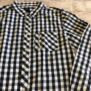 Men’s button up black and white plaid long sleeve shirt